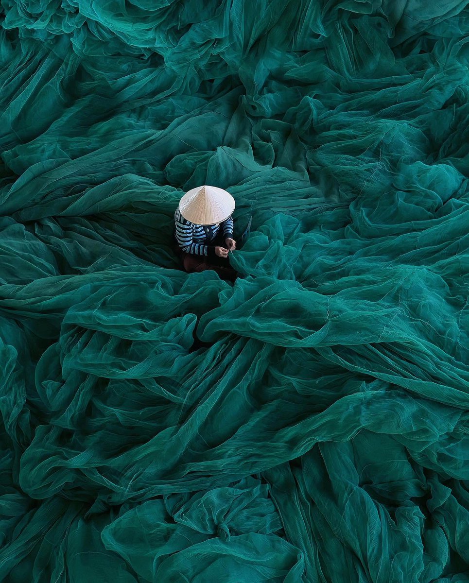 Repairing fishing nets, by Nguyen Minh Tuan